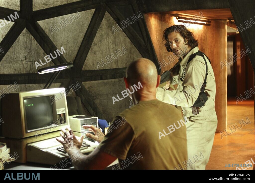 HENRY IAN CUSICK y TERRY O'QUINN en PERDIDOS, 2004 (LOST). Copyright ABC.