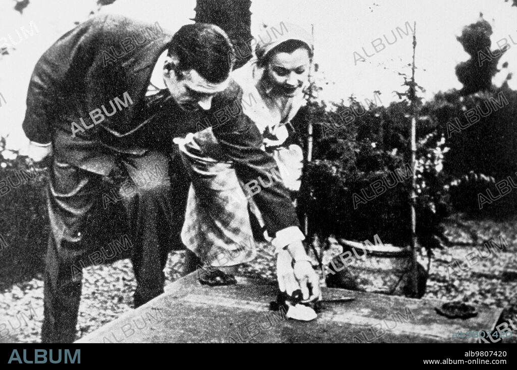 Laurence olivier and Vivienne Leigh on the grave of eleonora duse.