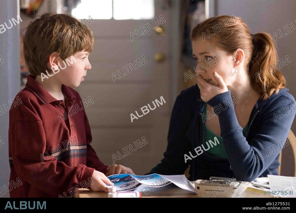 AMY ADAMS, EMILY BLUNT and JASON SPEVACK in SUNSHINE CLEANING, 2008, directed by CHRISTINE JEFFS. Copyright BACK LOT PICTURES/BIG BEACH FILMS.