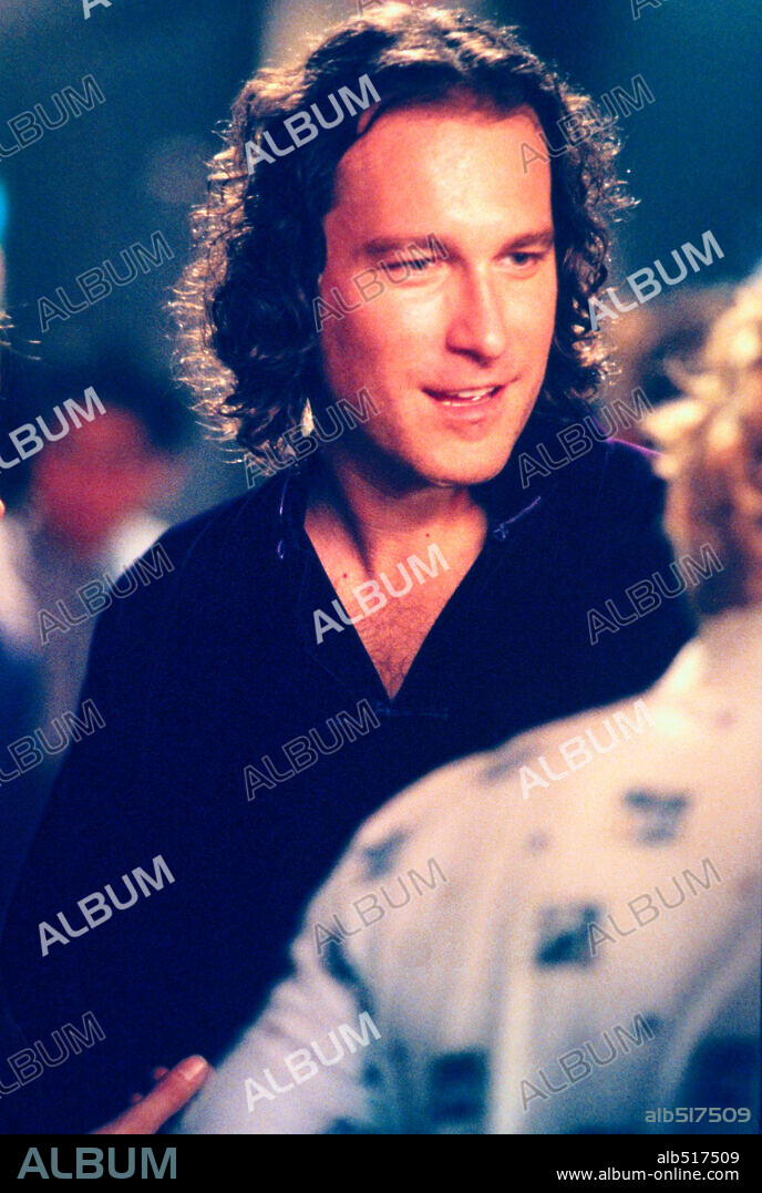 JOHN CORBETT en SERENDIPITY, 2001, dirigida por PETER CHELSOM. Copyright SIMON FIELDS PRODUCTIONS/TAPESTRY FILMS.