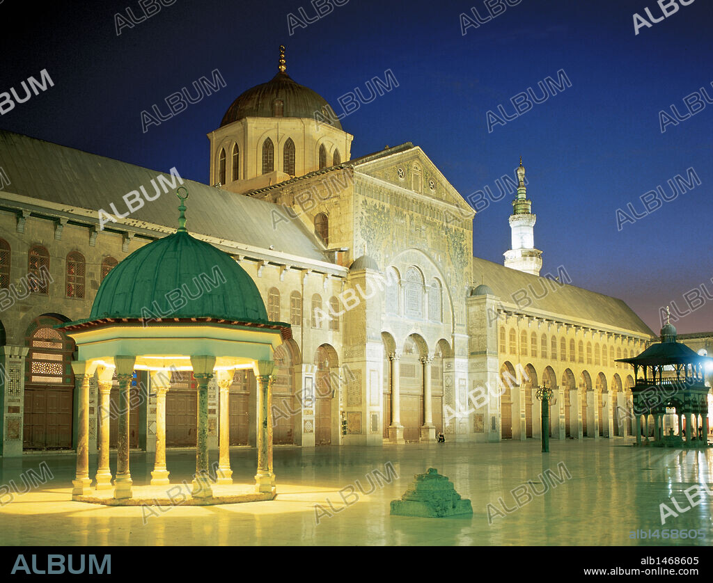 SIRIA. DAMASCO. Vista nocturna del patio de la MEZQUITA OMEYA, construida a principios del s. VIII. Destaca en primer término la fuente de abluciones y la fachada principal con rica decoración de mosaicos con motivos vegetales.