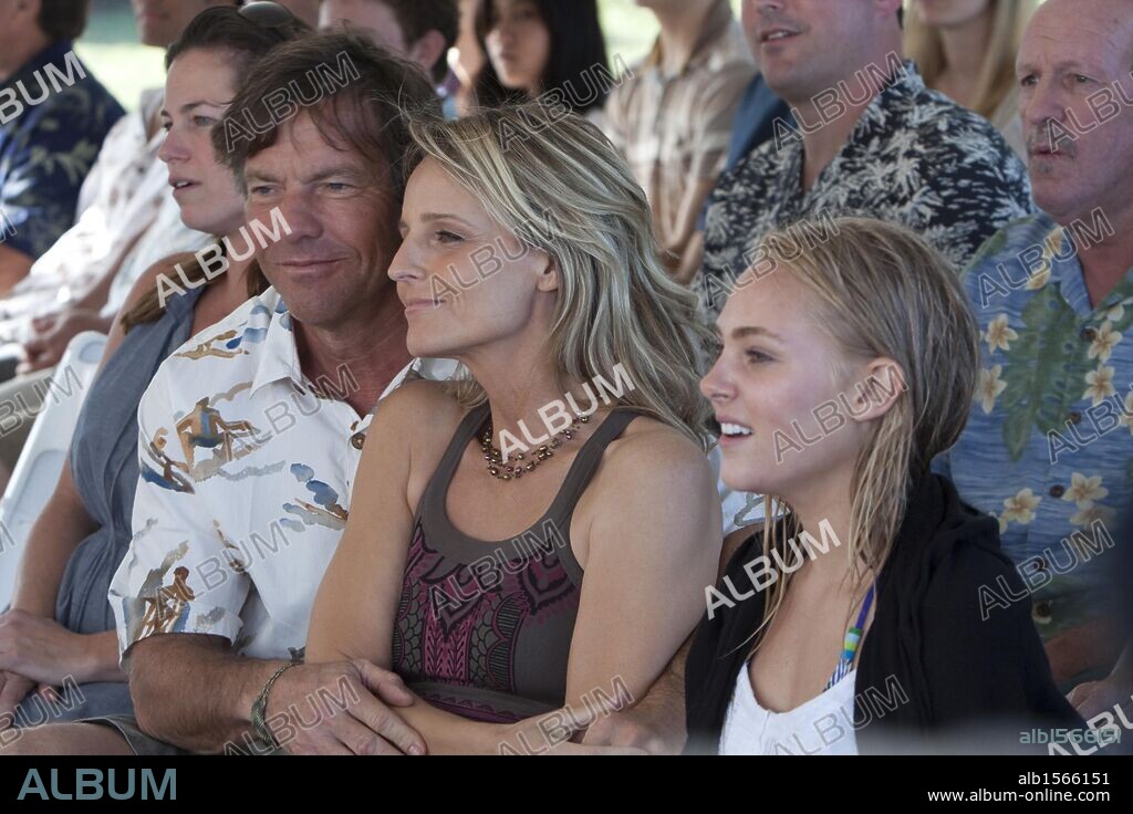 ANNASOPHIA ROBB, DENNIS QUAID and HELEN HUNT in SOUL SURFER, 2011, directed by SEAN MCNAMARA. Copyright MANDALAY VISION.