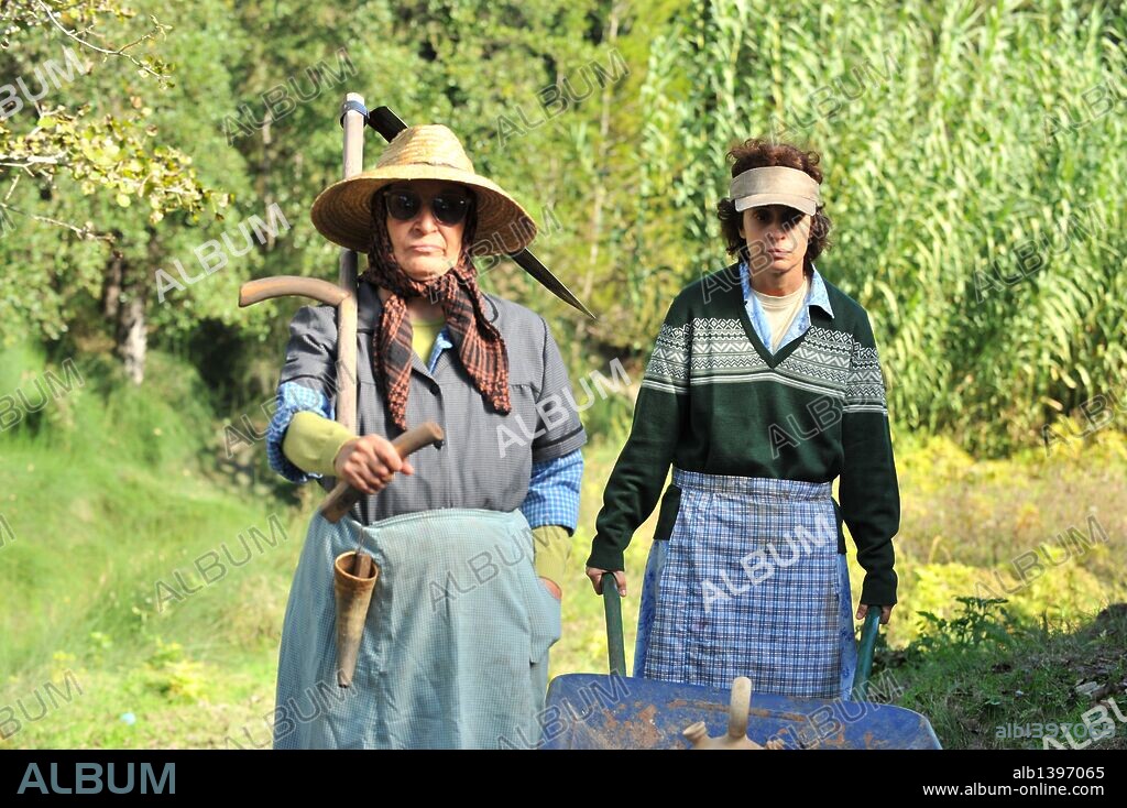 ADRIANA OZORES y PETRA MARTINEZ en NACIDAS PARA SUFRIR, 2009, dirigida por MIGUEL ALBALADEJO. Copyright TORNASOL FILMS.