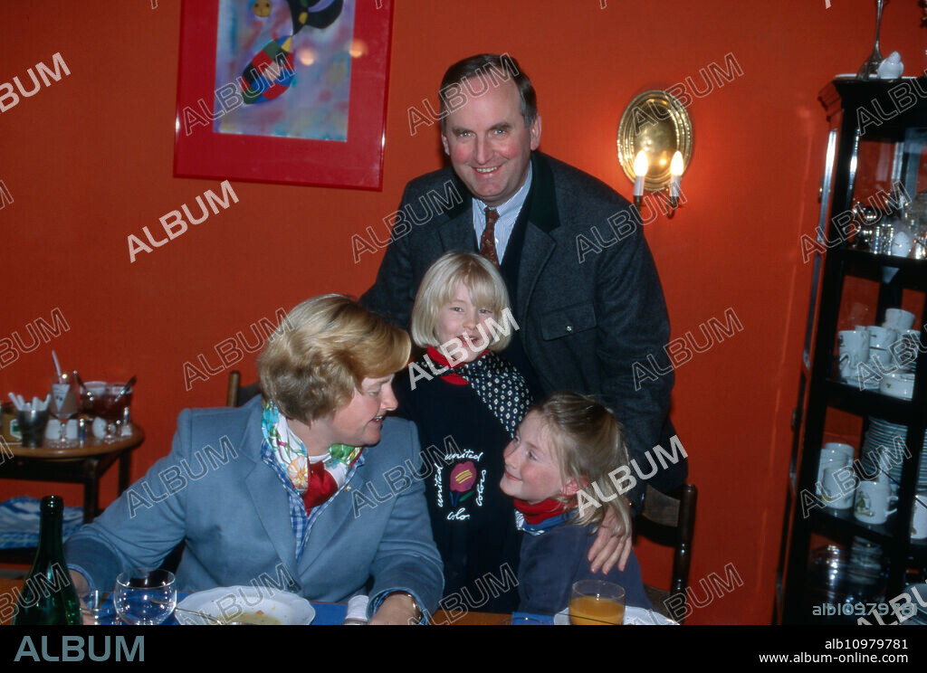 Michael Prince zu Salm-Salm with his wife Philippa and two granddaughters at Wallhausen castle, Germany 1991.