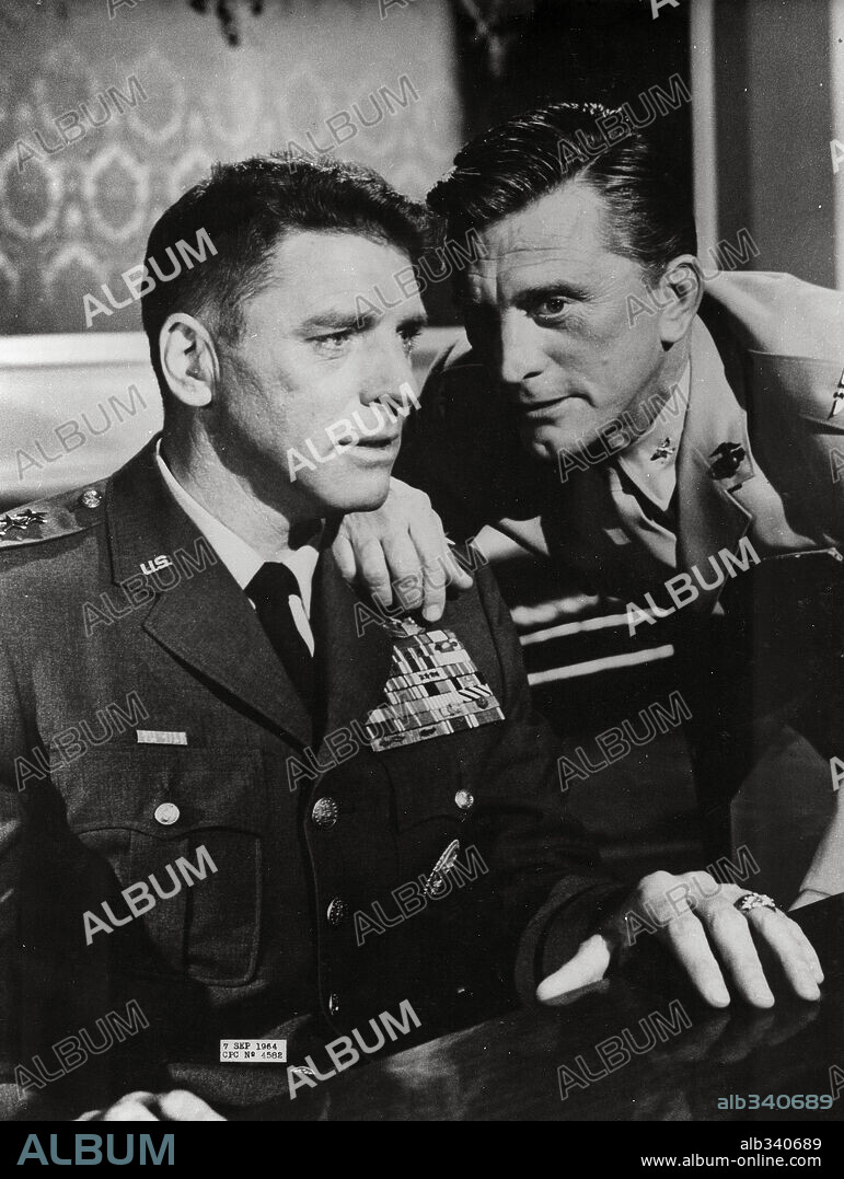 BURT LANCASTER and KIRK DOUGLAS in SEVEN DAYS IN MAY, 1964, directed by JOHN FRANKENHEIMER. Copyright PARAMOUNT PICTURES.
