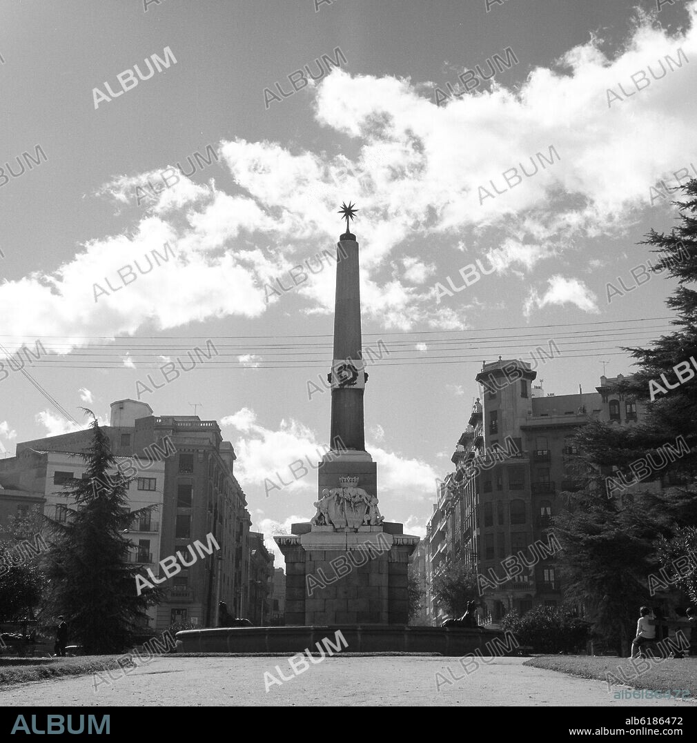 FRANCISCO JAVIER DE MARIATEGUI (1775-1843). OBELISCO DE LA CASTELLANA EN LA PLAZA MANUEL BECERRA HOY EN EL PARQUE DE ARGANZUELA -  ECULPIDO POR JOSE TOMAS B/N  FOTO AÑOS 60.