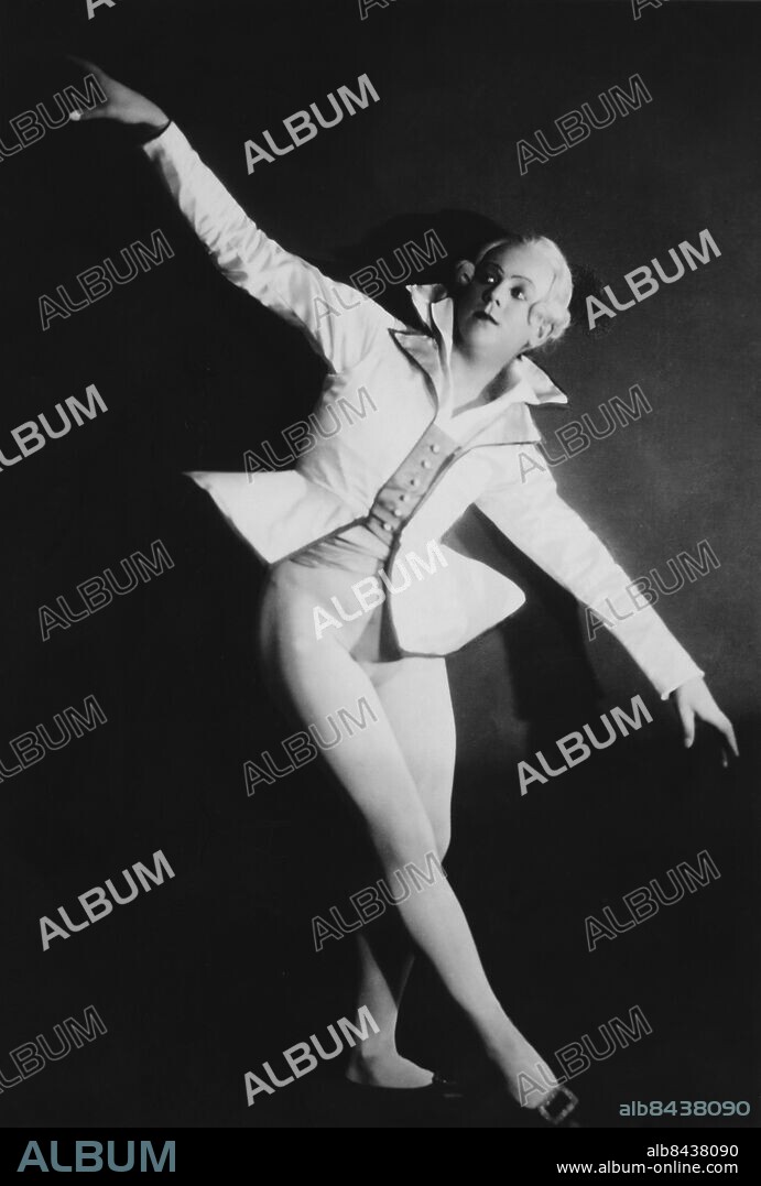 FRANKRIKE 1920-tal.. Utan bildtext. Not. Travesti de genre pose par Jean Börlin Anm. Svenska baletten, svenskt teaterföretag i Paris 1920-1925, lett av Rolf de Maré med Jean Börlin som balettmästare och koreograf. Poser Scenkläder persons: JEAN BÖRLIN sites: FRANKRIKE;SVERIGE*.