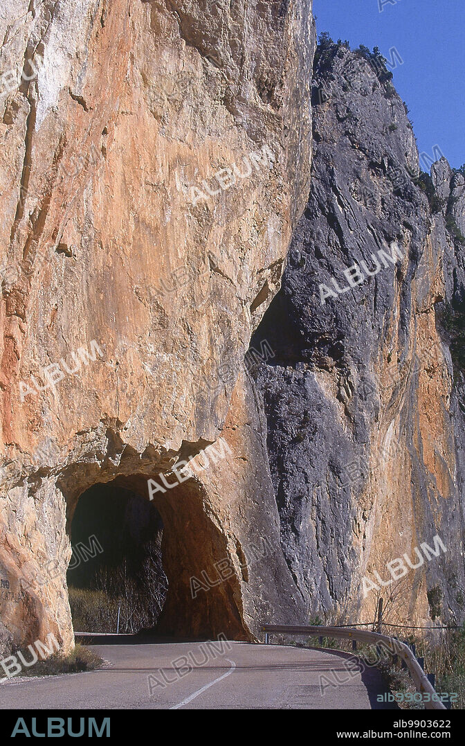 PUERTA DEL INFIERNO ENTRE LOS PUEBLOS DE CAÑAMARES Y FUERTESCUSA.