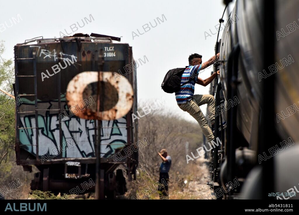 May 11, 2019 - EUM20190511NAC07.JPG .ARRIAGA, Chis. MigrantsMigrantes-La Bestia.- Familias de centroamericanos se montan al tren conocido como La Bestia, que los ayudarÃ¡ a avanzar de Chiapas a Oaxaca. Estas escenas no se veÃ­an desde 2014, cuando el gobierno dio inicio al Programa Frontera Sur para controlar el flujo migratorio hacia Estados Unidos. En un trayecto de 12 horas, ademÃ¡s del clima, los hondureÃ±os, guatemaltecos y salvadoreÃ±os sortean asaltos, violaciones y hasta secuestros. Fotonota: Agencia EL UNIVERSALEELG (Credit Image: © El Universal via ZUMA Wire).