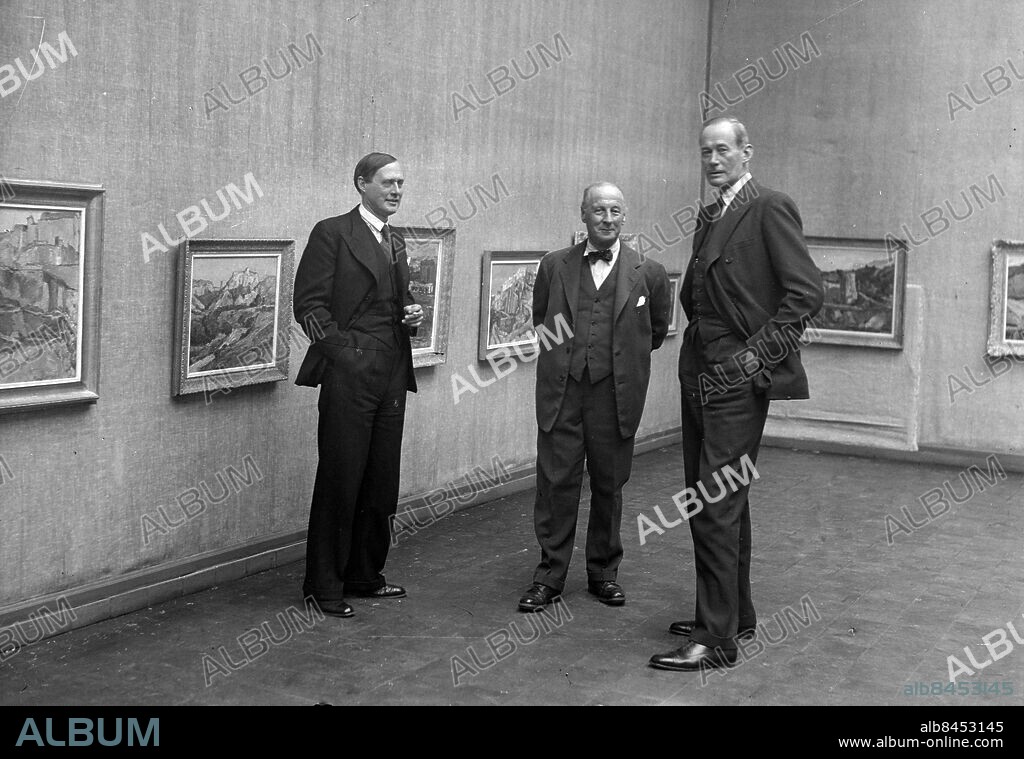 TOR BJURSTROEM. GÖTEBORG 1937-04-08.. Tor Bjurström, intendent på Konsthallen och fd lärare på Valand, tillsammans här med C. Pinéus och konstnären Jurgen Wrangel - det är den senares alster vi ser på väggarna. *** Local Caption *** GT Låda 1937-april-02 Foto: Kamerareportage / TT / Kod: 2524.