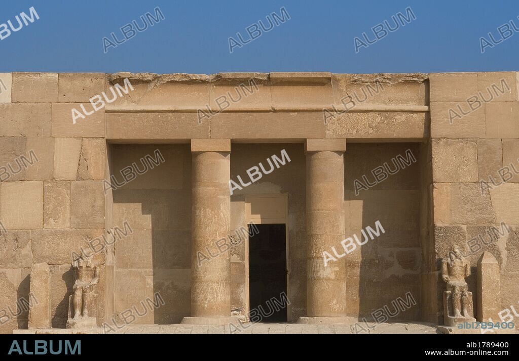 ARTE EGIPCIO. MASTABA DE LA REINA MERESANKH (MERSYANK) III. (2558-2500 a. C). Reina y esposa del faraón Kefrén. Vista general de la entrada de la mastaba real nº G 7530-7540 de la Necrópolis Real de la IV DINASTIA (IMPERIO ANTIGUO). Valle de EL GIZA. Egipto.