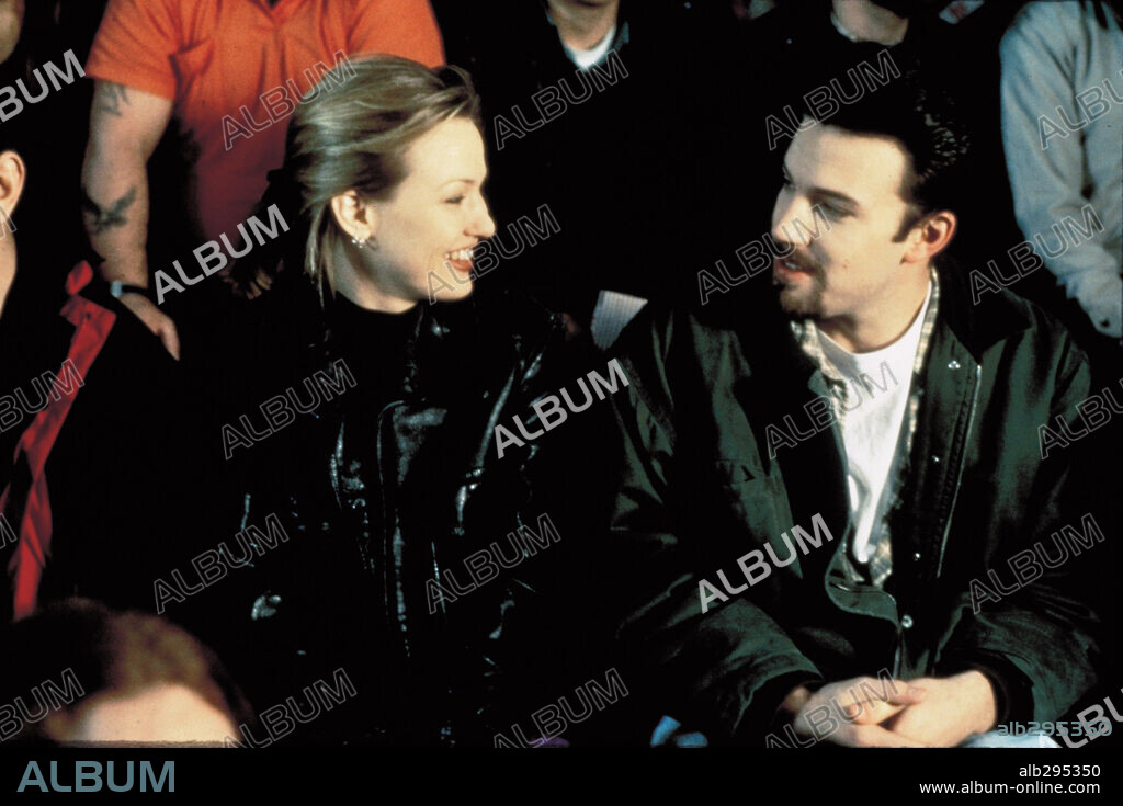 BEN AFFLECK y JOEY LAUREN ADAMS en PERSIGUIENDO A AMY, 1997 (CHASING AMY), dirigida por KEVIN SMITH. Copyright MIRAMAX / BEVILAQUA, LORENZO.