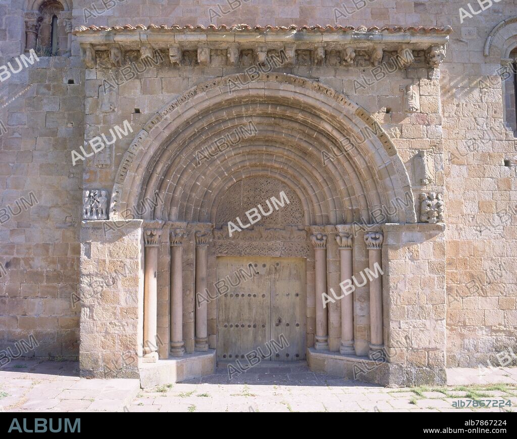 PORTADA MERIDIONAL DE LA COLEGIATA DE SAN PEDRO DE CERVATOS - SIGLO XII - ROMANICO ESPAÑOL  - FOTO AÑOS 00.