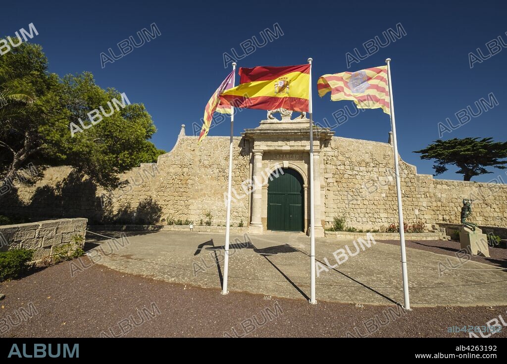 Puerta de los Leones, Entrada Principal de la isla del Lazareto, antiguo hospital militar, Illa del Llatzeret, interior del puerto de Mahón, Menorca, balearic islands, Spain.