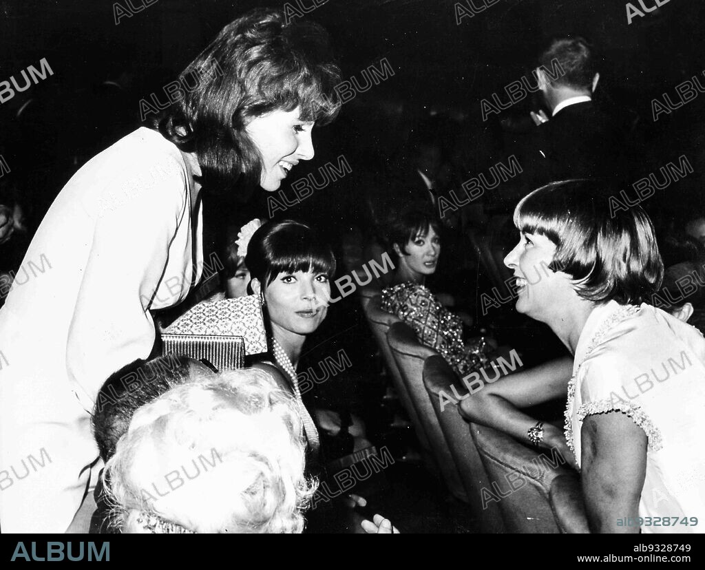 Elsa Martinelli, Ornella Vanoni and Delia Scala, 1964.