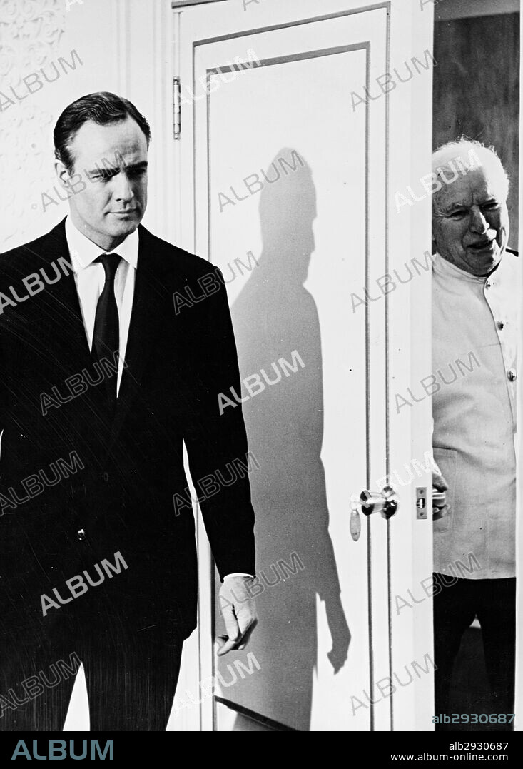 CHARLIE CHAPLIN and MARLON BRANDO in A COUNTESS FROM HONG KONG, 1967, directed by CHARLES CHAPLIN. Copyright UNIVERSAL PICTURES.