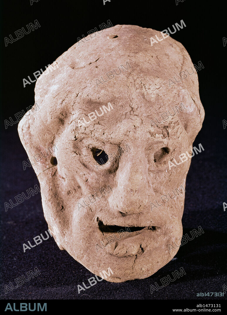 ARTE PUNICO CARTAGINES. ESPAÑA. "MASCARA DE USO FUNERARIO". El empleo de máscaras amuletos, huevos de avestruz pintados, están vinculados a funciones mágicas en los ritos funerarios. Estilo greco-arcaico realizado en terracota Procede de la Necrópolis de Puig de Molins. Ibiza (antigua Ebusus). Museo Arqueológico de Barcelona. Cataluña.