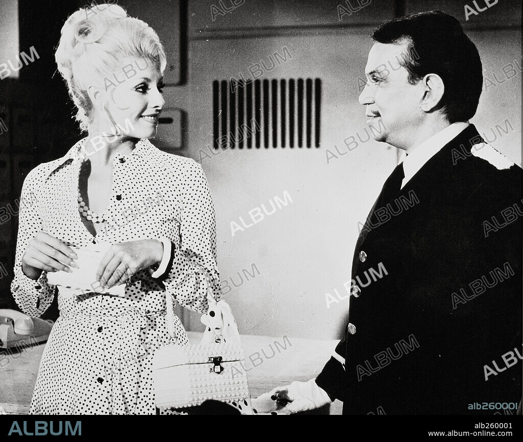 CANTINFLAS en CONSERJE PARA TODO, 1974 (CONSERJE EN CONDOMINIO), dirigida por MIGUEL M. DELGADO. Copyright RIOMA FILMS, S.A.