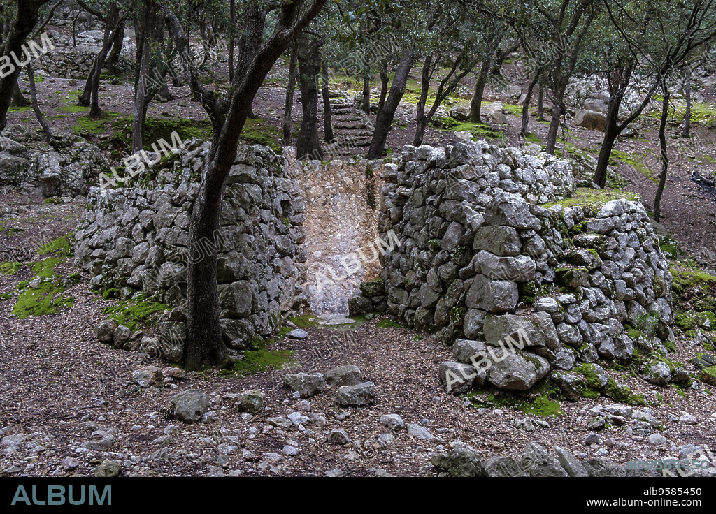 horno de cal, finca publica Son Moragues, Camí de s'Arxiduc, Valldemossa, Paraje natural de la Serra de Tramuntana, Mallorca, balearic islands, Spain.