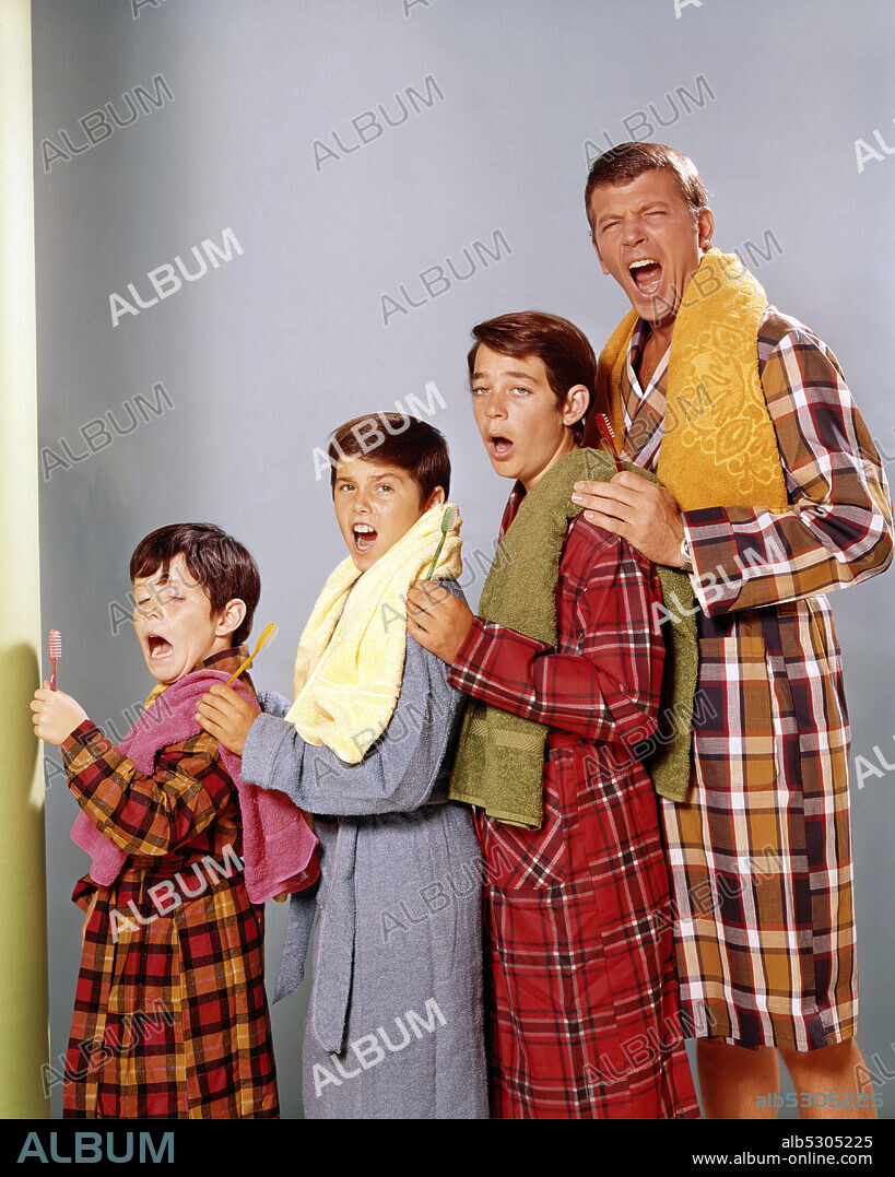 BARRY WILLIAMS, CHRISTOPHER KNIGHT, MIKE LOOKINLAND and ROBERT REED in THE BRADY BUNCH, 1969, directed by HAL COOPER, JACK ARNOLD and JOHN RICH. Copyright PARAMOUNT TELEVISION.