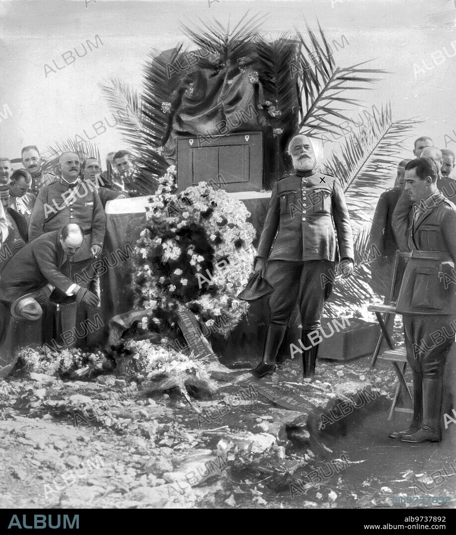 Noviembre 1921. Melilla. En la posición de monte Arruit. El general Cabanellas (X), Pronunciando un discurso junto al altar en que se Dijo la misa en sufragio de los Oficiales y Soldados Muertos Alli por los Moros.