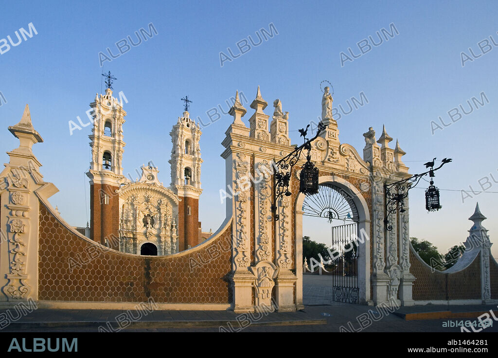 ARTE BARROCO. MEXICO. SANTUARIO DE NUESTRA SEÑORA DE OCOTLAN. Construído en el siglo XVIII. Vista de la PUERTA que da acceso a la BASILICA, al fondo. TLAXCALA. Estado de Tlaxcala.