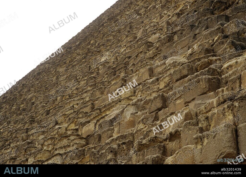 La Pirámide de Keops sirvió como tumba para el faraón Jufu, conocido también por su nombre en griego, Keops, en la dinastía IV.  Guiza, Egipto.