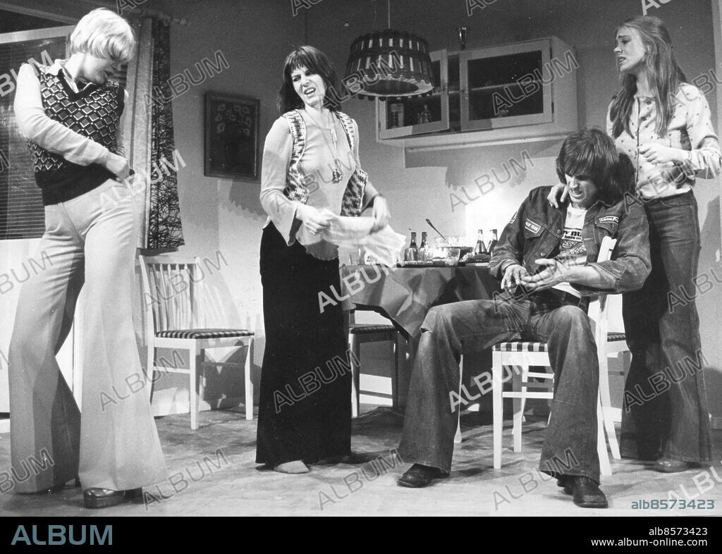 GÖTEBORG 1973.. Stadsteatern - Stenhammarsalen. Föreställningen Det fixar sig som spelas för högstadiet - Irma Erixson, Hans Gustafsson, Christel Körner, Haakon Svensson, Ulla Wennborg. *** Local Caption *** GT Foto: Kamerareportage / TT / Kod: 2524.