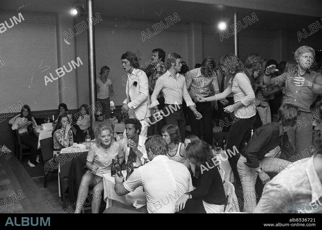 Göteborg 1971-08-20 - Cabaret Skrotten som höll till på gamla Coldin (Bellmansgatan) *** Local Caption *** ˆÚlrØú ta xmlns:x="adobe:ns:meta/" x:xmptk="XMP Core 4.1.1 RC">. <rdf:RDF xmlns:rdf="http://www.w3.org/1999/02/22-rdf-syntax-ns#">. <rdf:Description rdf:about="".  xmlns:xapMM="http://ns.adobe.com/xap/1.0/mm/".  xmlns:xap="http://ns.adobe.com/xap/1.0/".  xmlns:dc="http://purl.org/dc/elements/1.1/".  xmlns:photoshop="http://ns.adobe.com/photoshop/1.0/".  xmlns:tiff="http://ns.adobe.com/tiff/1.0/".  xmlns:exif="http://ns.adobe.com/exif/1.0/".  xmlns:fwc="http://ns.fotoware.com/iptcxmp-custom/1.0/".  xmlns:fwr="http://ns.fotoware.com/iptcxmp-reserved/1.0/". xapMM:DocumentID="uuid:B7000A8F7F2DDD11ACEFBBE39BE1F907". xapMM:InstanceID="uuid:698AD0C677C64482 93E89BA5F74E853C". xap:CreateDate="2008-05-29T15:36:58+02:00". xap:ModifyDate="2009-01-10T16:48:51+01:00". xap:MetadataDate="2009-01-10T16:48:51+01:00". xap:CreatorTool="FotoWare ColorFactory". dc:format="image/jpeg". photoshop:ColorMode="1". photoshop:History="". photoshop:Category="ACE". photoshop:Credit="©Kamerareportage". tiff:Orientation="1". tiff:XResolution="13622877/10000". tiff:YResolution="13622877/10000". tiff:ResolutionUnit="2". tiff:NativeDigest="256,257,258,259,262,274,277,284,530,531,282,283,296,301,318,319,529,532,306,270,271,272,305,315,33432;57418A2B7AB4D4C347E040DF2986F053". exif:PixelXDimension="6436". exif:PixelYDimension="4268". exif:ColorSpace="65535". exif:NativeDigest="36864,40960,40961,37121,37122,40962,40963,37510,40964,36867,36868,33434,33437,34850,34852,34855,34856,37377,37378,37379,37380,37381,37382,37383,37384,37385,37386,37396,41483,41484,41486,41487,41488,41492,41493,41495,41728,41729,41730,41985,41986,41987,41988,41989,41990,41991,41992,41993,41994,41995,41996,42016,0,2,4,5,6,7,8,9,10,11,12,13,14,15,16,17,18,20,22,23,24,25,26,27,28,30;B6B630A513ED7898A48405428F6C2D01". fwc:CustomField10="1970-tal". fwc:CustomField1="Gam". fwr:Exif="Orientation:	0 
Resolution:	1362.288 
ResolutionUnit:	2 &#.