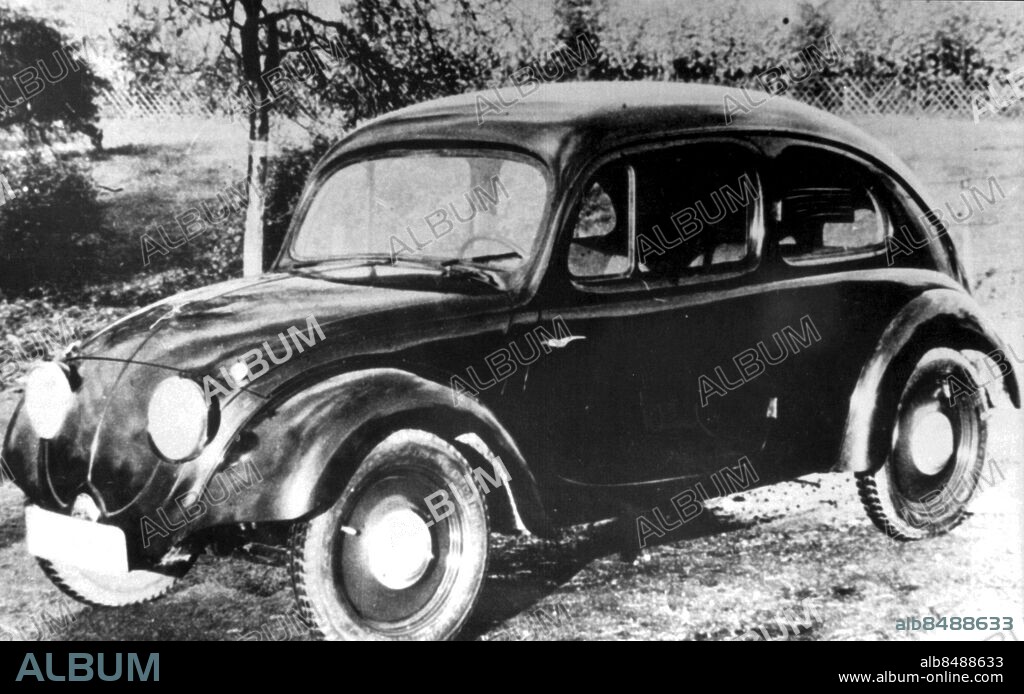 ©SCANPIX SWEDEN, 1935.. Bil; Wolkswagen, Bubbla. Den försa folkan -V1- från 1935 klar för test. Bilen hade en luftkyld tvåtakts boxermotor på 24 hk och klarade 100 km/tim på nybyggd tysk autobahn. Folkvagn.. Foto: Scanpix. Code: 20360.