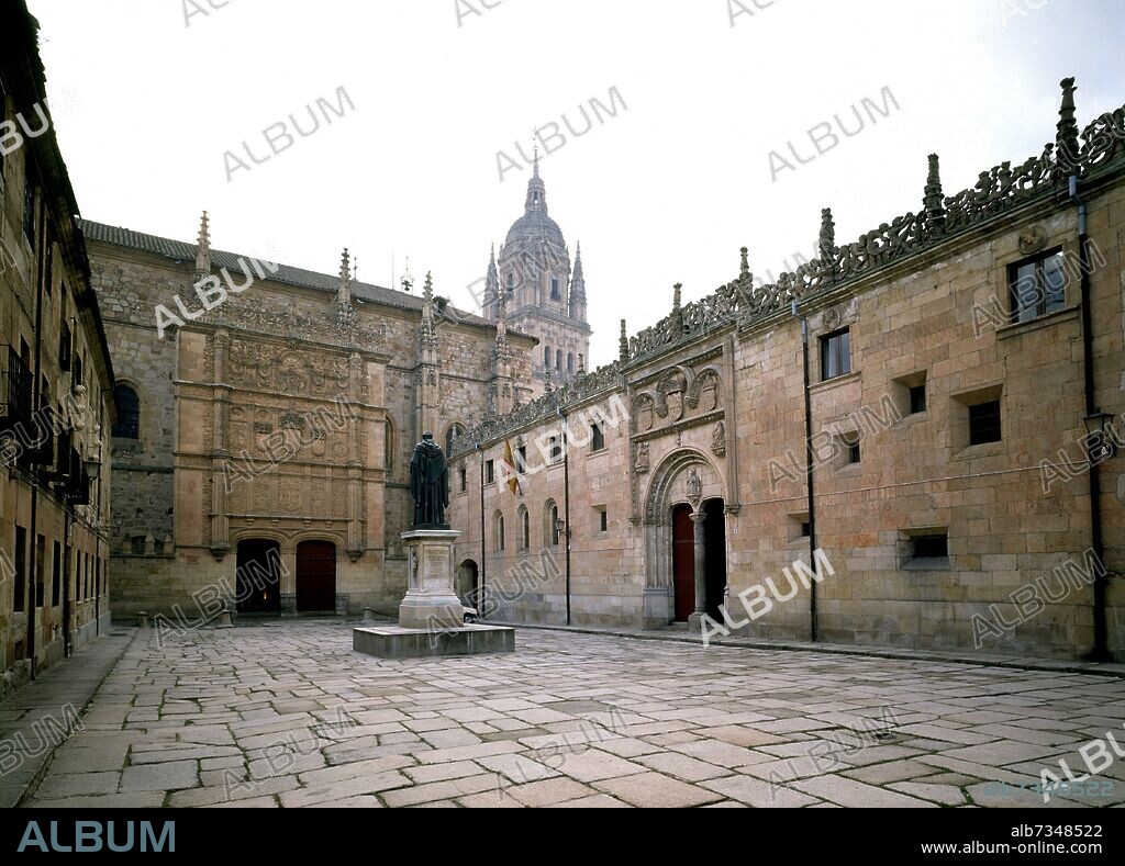 FACHADA DE LA UNIVERSIDAD DE SALAMANCA - ESTATUA DE FRAY LUIS DE LEON JUNTO AL PATIO DE LAS ESCUELAS-RENACIMIENTO ESPAÑOL.