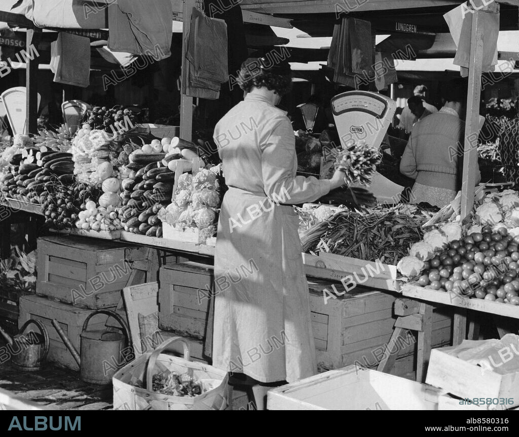 Stockholm 1954-06-07. Hötorget, torghandel. Foto: Olle Björck / Expressen / TT / Kod: 192. ** AFTONBLADET OUT **.