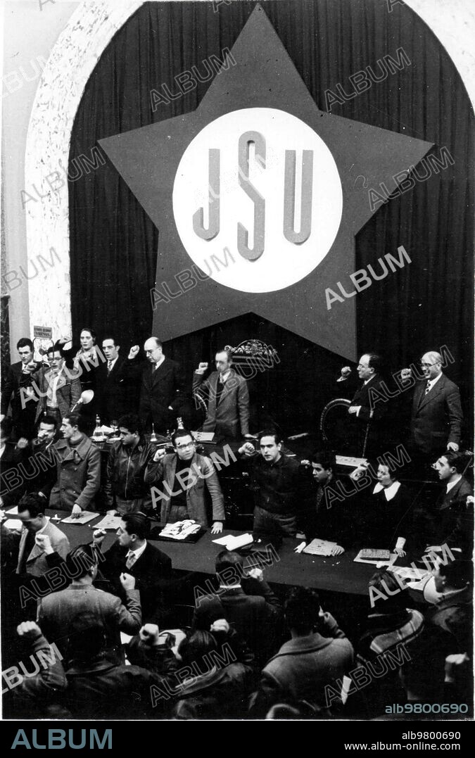 Octubre 1936. Los Ministros y Asambleistas Cantando La "joven Guardia" con el puño en Alto, al acabar el Acto.