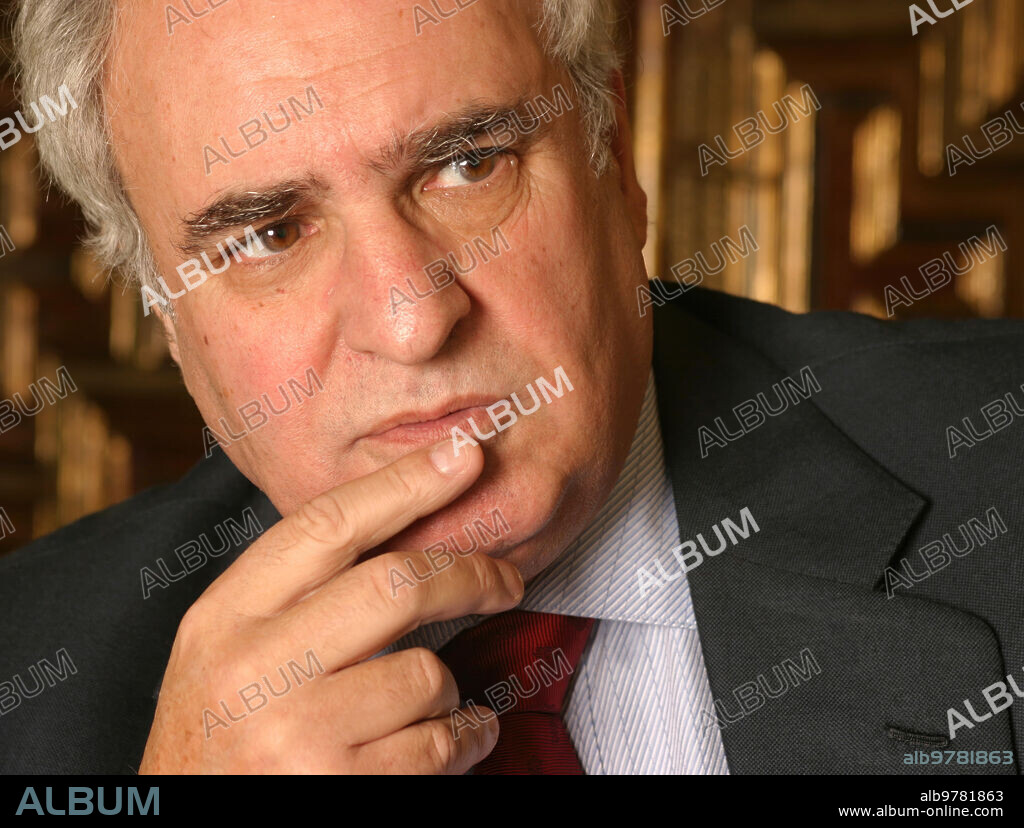 Madrid, 26/12/2003. Entrevista a Enrique Múgica, Defensor del Pueblo. Foto: José Luis Álvarez.