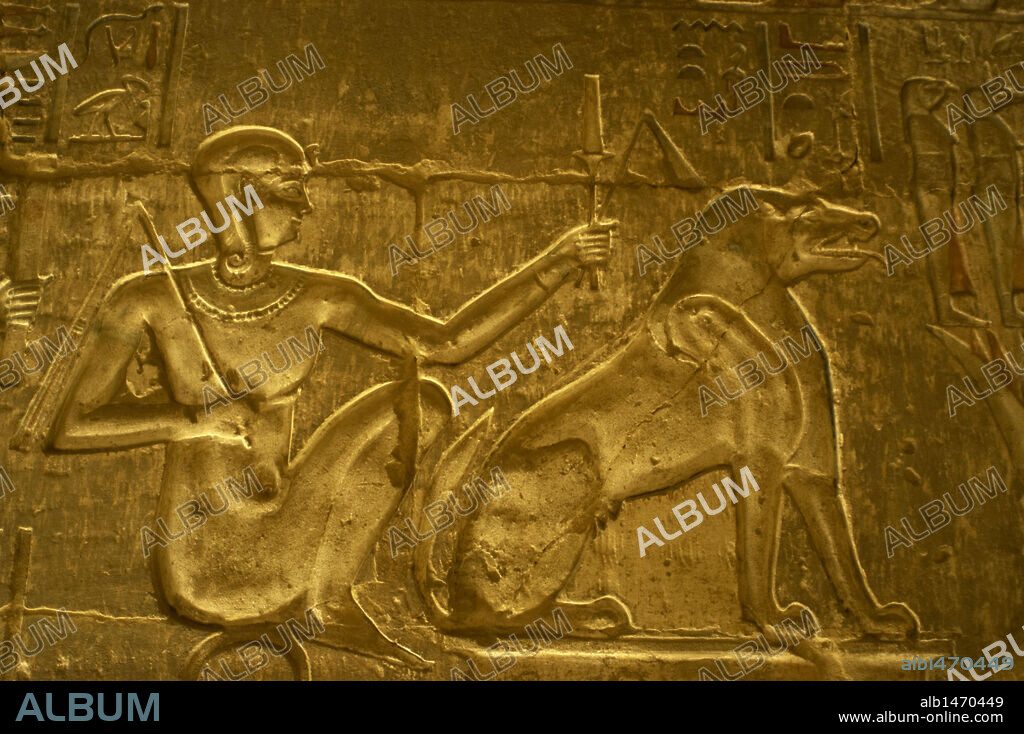 ARTE EGIPCIO. EGIPTO. TEMPLO DE HATHOR Y MAAT. Relieve con la representación de DIOSES EGIPCIOS (Niño Horus y Ammut). Epoca Ptolomaica. Deir el-Medina. Valle de los Artesanos. Orilla occidental del Nilo. Zona antigua Tebas. Egipto.