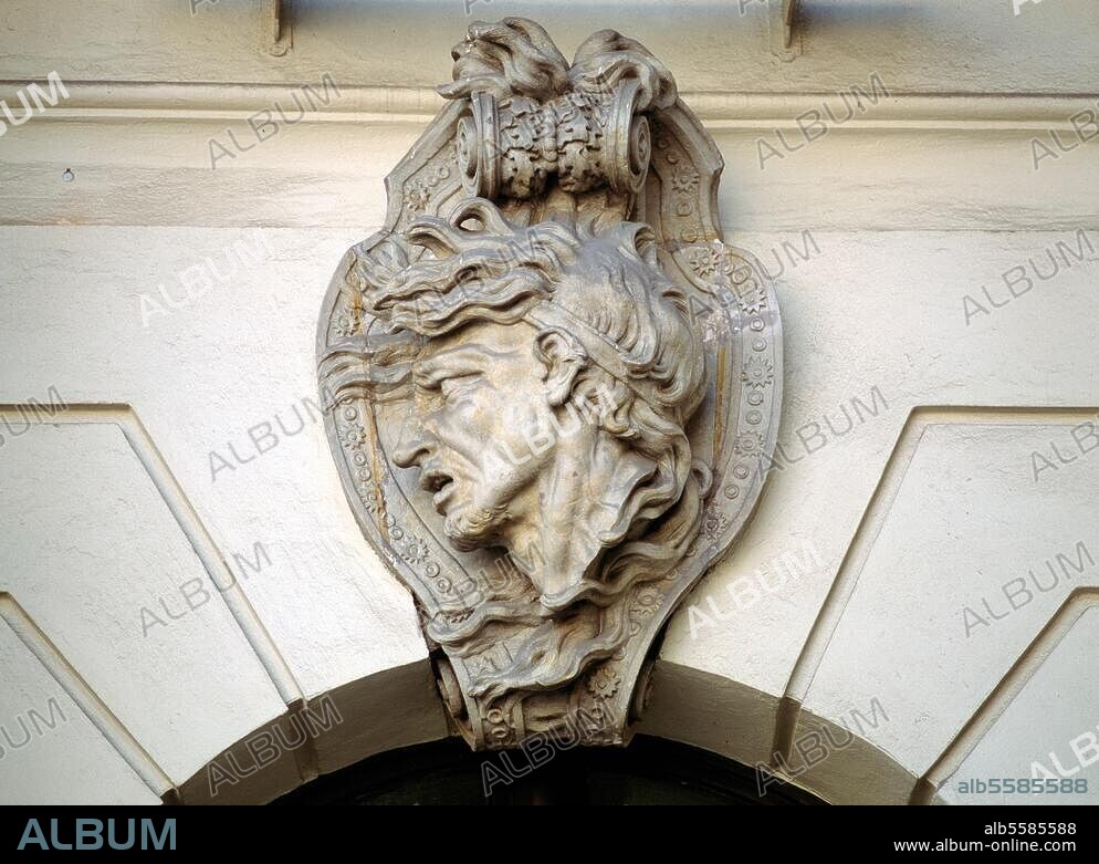 Berlin, Zeughaus/ Innenhof, Masken von Schlüter (c) Florian Monheim 4,5x6 cm.