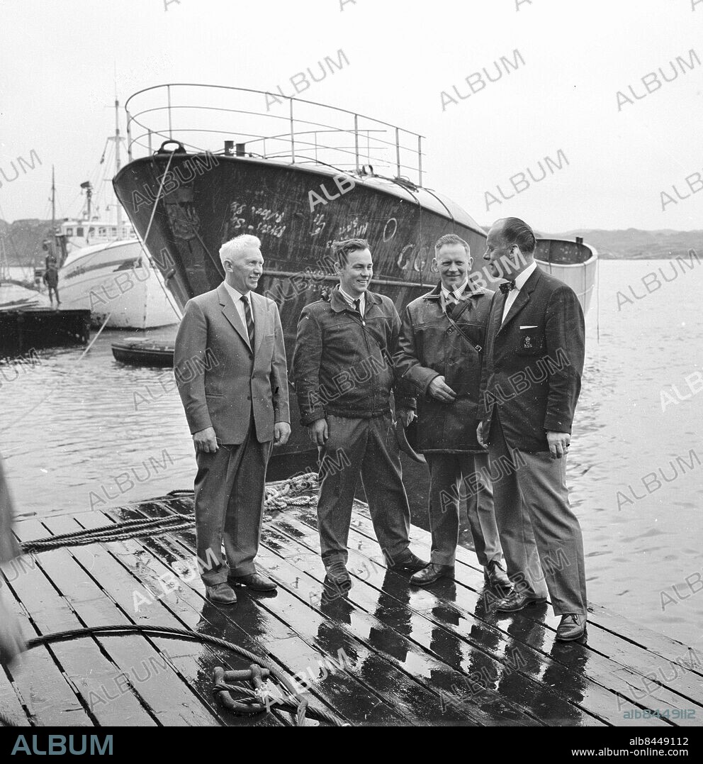 MARSTRAND 1965-07. Marstrandsverken - fr v: höger skeppsmäklare och varvsägare Helge Olsson. Båten heter GG59 Rättvik från Donsö. Foto: Kamerareportage / TT / Kod: 2524.