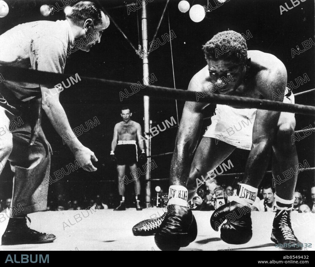 ARKIV 19590626. Den svenske tungviktsboxaren Ingemar Johansson står i neutral ringhörna och ser på när hans motståndare Floyd Patterson tar räkning efter att ha blivit nedslagen av Ingos höger i deras VM-titelmatch i Yankee stadium i New York, USA 1959. Ingo vann efter 7 nedslagning och blev Sveriges första världsmästare i boxning.. Foto: UPI / SCANPIX / Kod: 450.