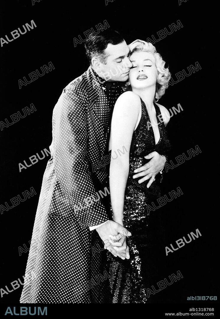 NORMA JEAN BAKER y Laurence Kerr Olivier. LAURENCE OLIVIER y MARILYN MONROE en EL PRÍNCIPE Y LA CORISTA, 1957 (THE PRINCE AND THE SHOWGIRL), dirigida por LAURENCE OLIVIER. Copyright WARNER BROTHERS.