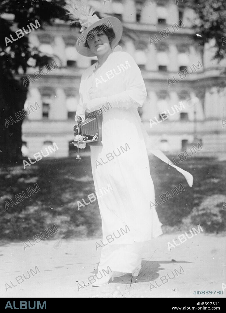 HARRIS & EWING. Mrs. T.T. Ansberry, 1914. Possibly Mary E. 'Nellie' Kettenring, wife of US politician Timothy Thomas Ansberry.
