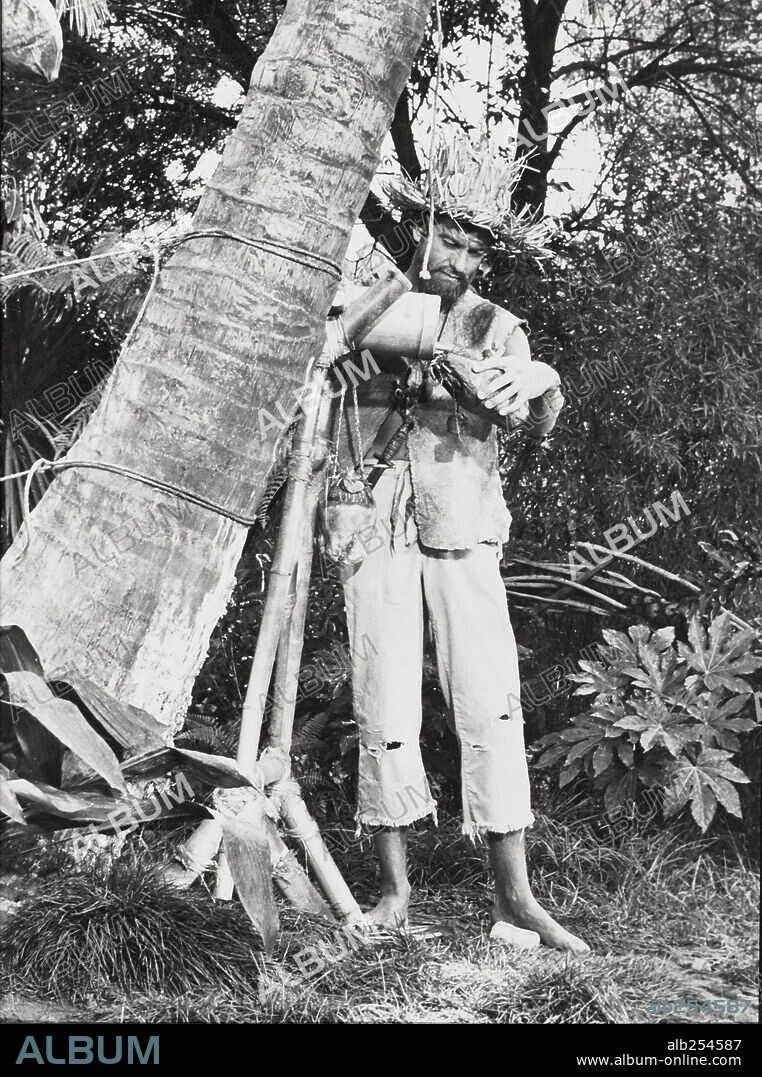 DICK VAN DYKE en EL TENIENTE ROBINSON, 1966 (LIEUTENANT ROBIN CRUSOE U. S. N.), dirigida por PAUL BYRON. Copyright WALT DISNEY PRODUCTIONS.