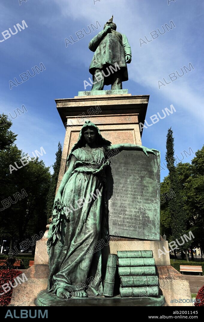 FINLANDIA. HELSINKI. Monumento dedicado a Johan Ludvig Runeberg (1804-1877), poeta nacional de Finlandia y autor del himno nacional finlandés Land Vårt (Nuestra Tierra). Detalle de la escultura de la mujer que sujeta la letra del "Maamme" o "Vårt land".