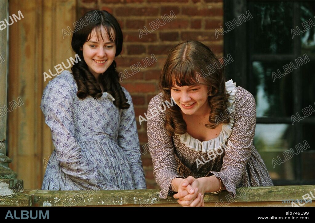CAREY MULLIGAN y JENA MALONE en ORGULLO Y PREJUICIO, 2005 (PRIDE & PREJUDICE), dirigida por JOE WRIGHT. Copyright UNIVERSAL PICTURES / BAILEY, ALEX.