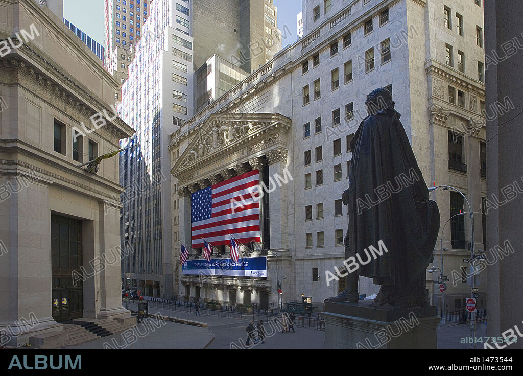 BOLSA DE NUEVA YORK (NEW YORK STOCK EXCHANGE) Ubicada en el centro financiero de Wall Street. Vista del exterior del edificio con la ESTATUA DE GEORGE WASHINGTON (1732-1799), en primer término. Estados Unidos.