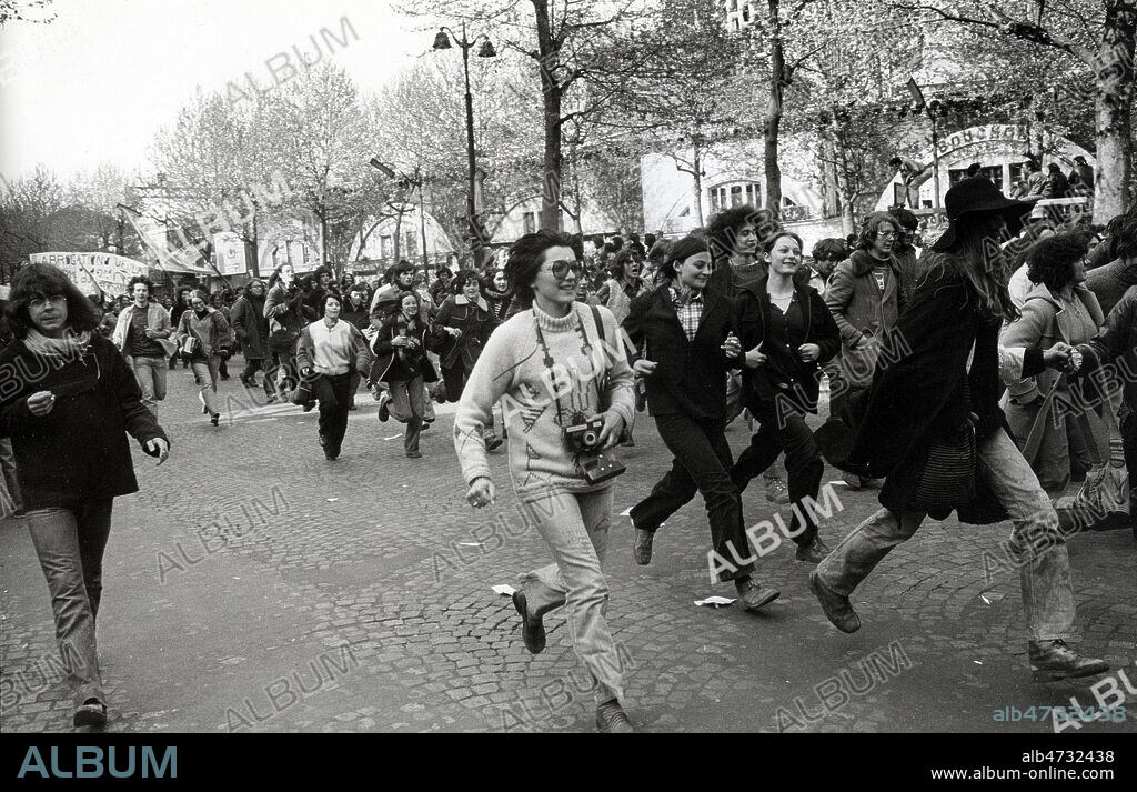 Manifestation de collegiens et lyceens, contre la loi HABY de juillet 1975, avril 1976, avenue Daumesnil a Paris . Banderole Abrogation de la reforme du secondaire. Photographie JEAN POTTIER , Annees 70 . Credit Jean POTTIER/KHARBINE TAPABOR.