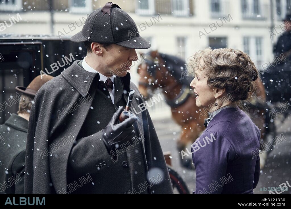 BENEDICT CUMBERBATCH und UNA STUBBS in SHERLOCK, 2010, unter der Regie von PAUL MCGUIGAN. Copyright HARTSWOOD FILMS/BBC WALES. The Abominable Bride.