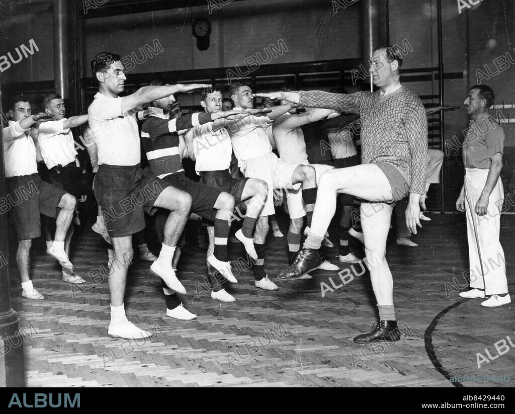 STORBRITANNIEN LONDON 1932-11-18.. Billy Wells, boxare och instruktör, leder en kurs i gymnastik för unga boxare på Mayfair Gymnasium, Great Portland Street.. Foto: Photopress / AB Text & Bilder / SVT / Kod: 5600. Engelsk originalbildtext.. Mapp: Gymnastik före kriget: Diverse I:92a1.