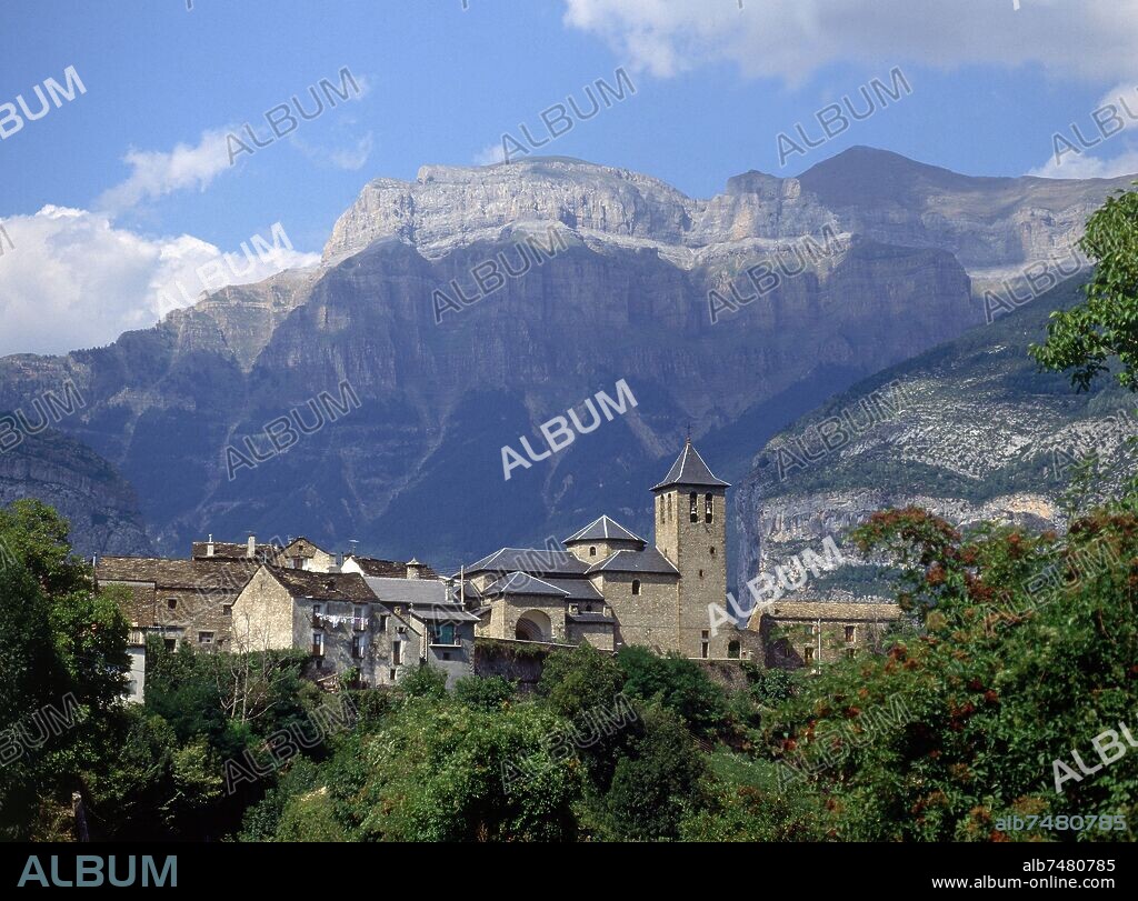 PANORAMICA DEL PUEBLO CON PIRINEOS AL FONDO.