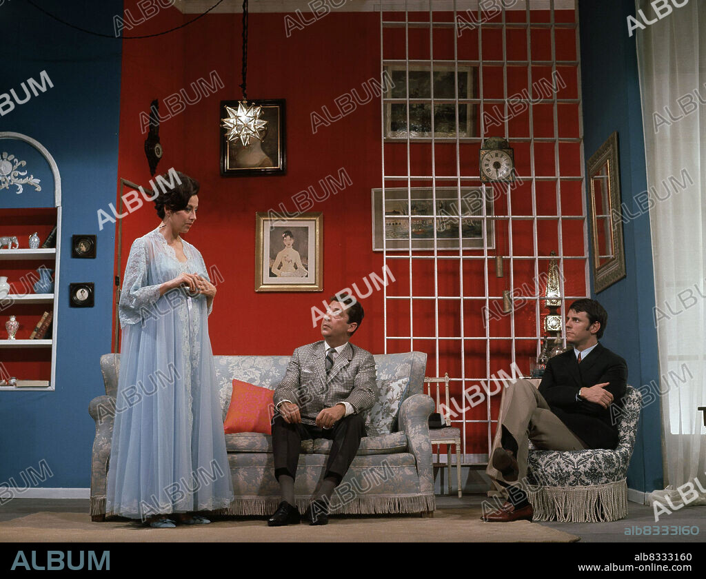 PASO , ALFONSO. ESCRITOR ESPAÑOL. MADRID 1926 - 1978. TEATRO." DESDE ISABEL CON AMOR " , REPRESENTACION TEATRAL EN MADRID , AÑO 1967. ACTORES , CARMEN BERNARDOS Y PEDRO OSINAGA.