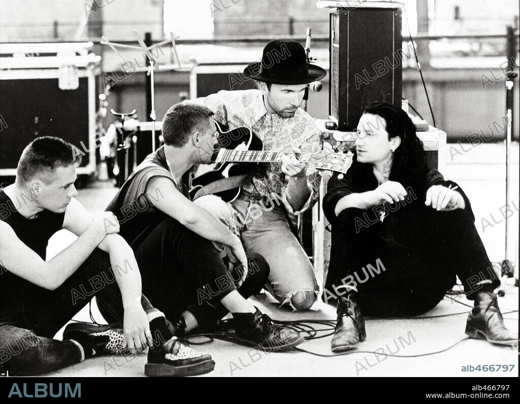 ADAM CLAYTON, BONO, LARRY MULLEN und THE EDGE in U2: RATTLE AND HUM, 1988, unter der Regie von PHIL JOANOU. Copyright PARAMOUNT PICTURES.